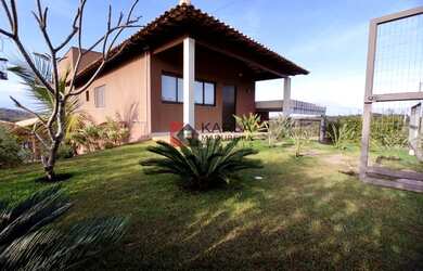 Imagem: A casa em condomínio possui 4 Dormitórios, 4 Banheiros, 2