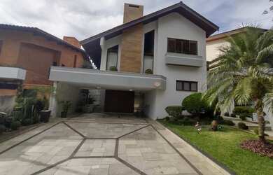 Imagem: A casa possui 3 Dormitórios, 5 Banheiros, 4 Vagas na garagem