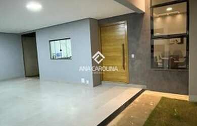 Imagem: A casa possui 3 Dormitórios, 2 Banheiros, 3 Vagas na garagem