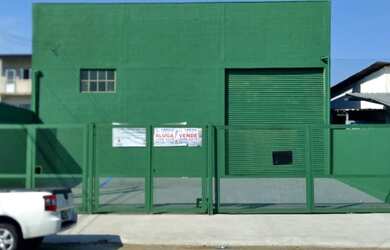 Imagem: O depósito possui 4 Vagas na garagem, 450m² de Área e está