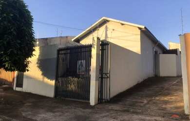 Imagem: A casa possui 3 Dormitórios, 2 Banheiros, 5 Vagas na garagem