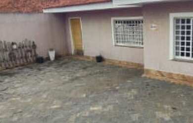 Imagem: A casa possui 5 Dormitórios, 3 Banheiros, 2 Vagas na garagem