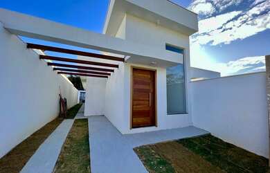 Imagem: A casa possui 3 Dormitórios, 2 Banheiros, 2 Vagas na garagem