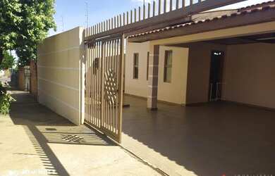 Imagem: A casa possui 3 Dormitórios, 2 Banheiros, 1 Vaga na garagem