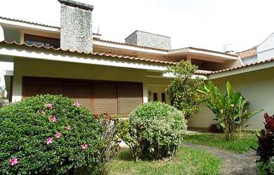 Imagem: A casa possui 5 Dormitórios, 4 Banheiros, 4 Vagas na garagem