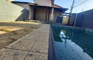 Imagem: A casa possui 3 Dormitórios, 3 Banheiros, 4 Vagas na garagem