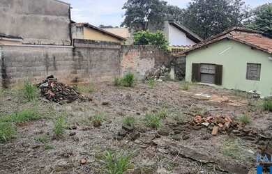 Imagem: A casa possui 3 Dormitórios, 1 Banheiro, 1 Vaga na garagem