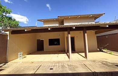 Imagem: A casa possui 3 Dormitórios, 3 Banheiros, 2 Vagas na garagem