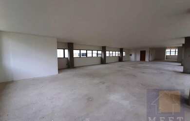 Imagem: O depósito possui 5 Vagas na garagem e 298m² de Área e está