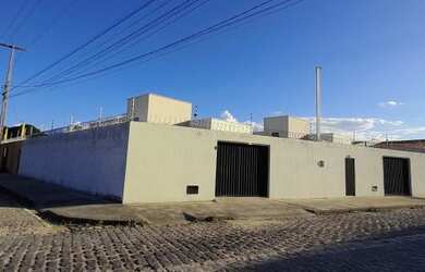 Imagem: A casa em condomínio possui 2 Dormitórios, 1 Banheiro, 2 Vagas