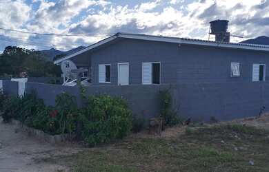 Imagem: A casa possui 3 Dormitórios, 2 Banheiros, 1 Vaga na garagem