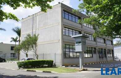 Imagem: O depósito possui 5 Vagas na garagem e 4042m² de Área e está