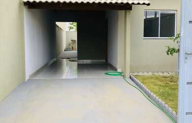 Imagem: A casa possui 2 Dormitórios, 1 Banheiro, 2 Vagas na garagem