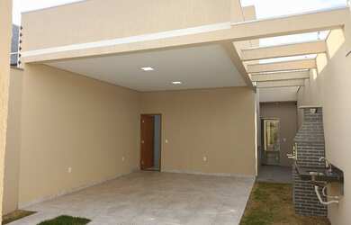 Imagem: A casa possui 3 Dormitórios, 2 Banheiros, 2 Vagas na garagem