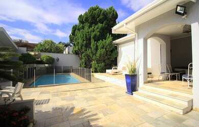 Imagem: A casa em condomínio possui 4 Dormitórios, 5 Banheiros, 4