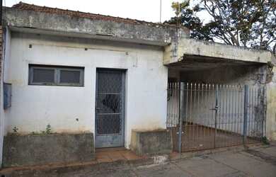 Imagem: A casa possui 3 Dormitórios, 1 Banheiro, 224m² de Área e