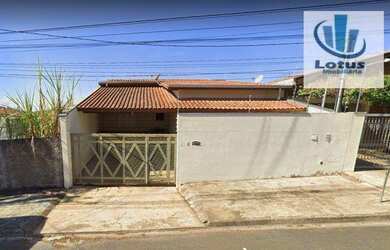 Imagem: A casa possui 3 Dormitórios, 3 Banheiros, 2 Vagas na garagem
