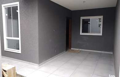 Imagem: A casa possui 3 Dormitórios, 1 Banheiro, 2 Vagas na garagem