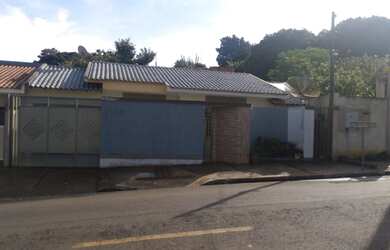 Imagem: A casa possui 3 Dormitórios, 1 Banheiro, 2 Vagas na garagem