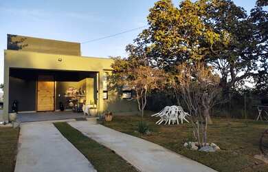 Imagem: A casa à venda possui 3 Dormitórios, 2 Banheiros, 5 Vagas