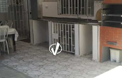 Imagem: A casa possui 2 Dormitórios, 2 Banheiros, 4 Vagas na garagem