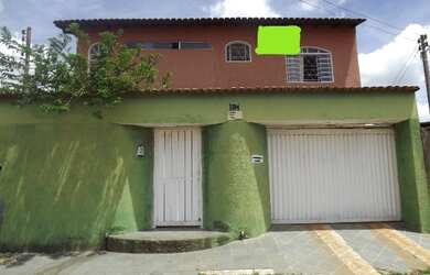 Imagem: A casa possui 3 Dormitórios, 2 Banheiros, 2 Vagas na garagem
