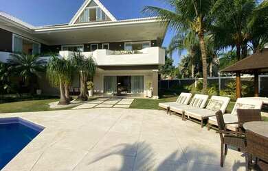 Imagem: A casa em condomínio possui 5 Dormitórios, 5 Banheiros, 3