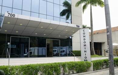 Imagem: O depósito possui 4 Vagas na garagem e 160m² de Área e está