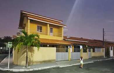 Imagem: A casa em condomínio possui 5 Dormitórios, 5 Banheiros, 2