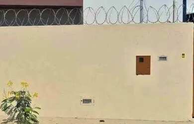 Imagem: A casa possui 2 Dormitórios, 1 Banheiro e está localizado