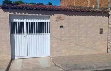 Imagem: A casa possui 3 Dormitórios, 2 Banheiros, 2 Vagas na garagem