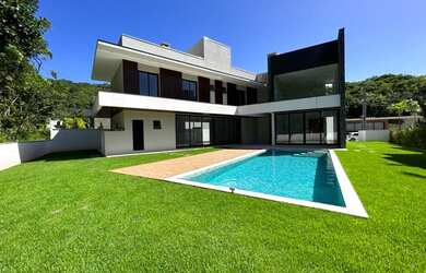 Imagem: A casa em condomínio possui 4 Dormitórios, 4 Banheiros, 5