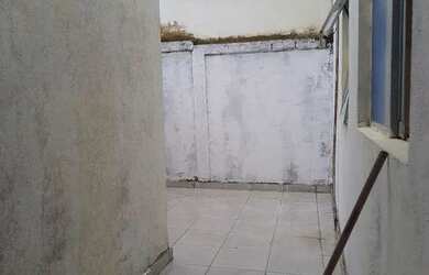 Imagem: A casa possui 2 Dormitórios, 2 Banheiros, 2 Vagas na garagem