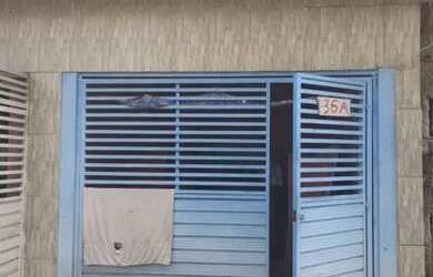 Imagem: A casa possui 2 Dormitórios, 1 Banheiro e 1 Vaga na garagem