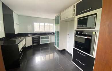 Imagem: A casa em condomínio possui 3 Dormitórios, 5 Banheiros, 4