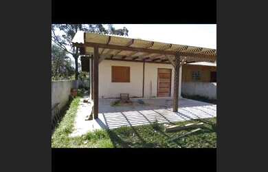 Imagem: A casa possui 3 Dormitórios, 1 Banheiro, 2 Vagas na garagem