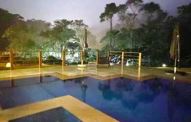 Imagem: A casa possui 5 Dormitórios, 3 Banheiros, 4 Vagas na garagem