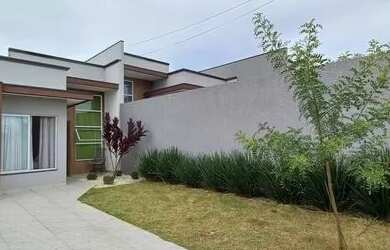 Imagem: A casa possui 3 Dormitórios, 2 Banheiros, 2 Vagas na garagem