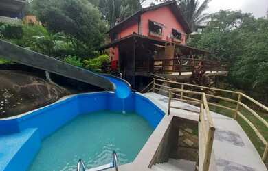 Imagem: A casa possui 4 Dormitórios, 3 Banheiros, 5 Vagas na garagem