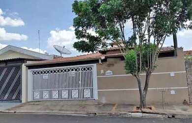 Imagem: A casa possui 3 Dormitórios, 2 Banheiros, 2 Vagas na garagem