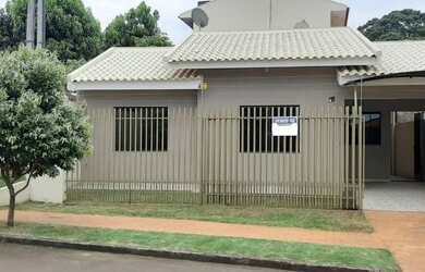 Imagem: A casa possui 3 Dormitórios, 2 Banheiros, 1 Vaga na garagem