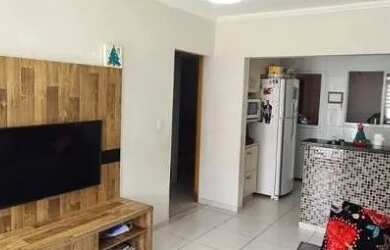 Imagem: A casa possui 3 Dormitórios, 1 Banheiro, 2 Vagas na garagem