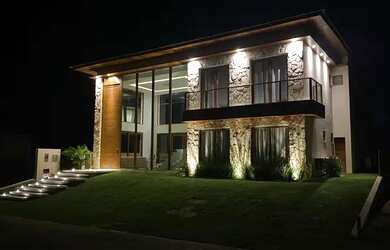 Imagem: A casa em condomínio possui 5 Dormitórios, 5 Banheiros, 4