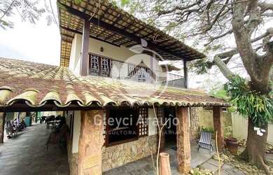 Imagem: A casa possui 5 Dormitórios, 3 Banheiros, 2 Vagas na garagem