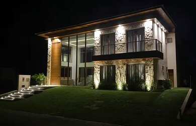 Imagem: A casa em condomínio possui 5 Dormitórios, 5 Banheiros e 500m²