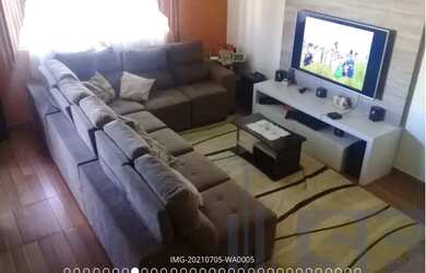 Imagem: A casa possui 3 Dormitórios, 2 Banheiros, 3 Vagas na garagem