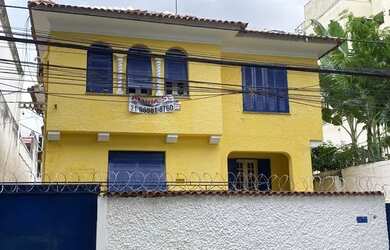 Imagem: A casa possui 5 Dormitórios, 5 Banheiros, 4 Vagas na garagem