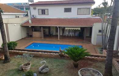 Imagem: A casa possui 2 Dormitórios, 4 Vagas na garagem e está localizado