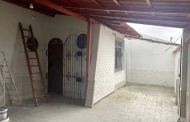 Imagem: A casa possui 2 Dormitórios, 1 Banheiro, 1 Vaga na garagem