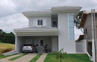 Imagem: A casa possui 3 Dormitórios, 1 Banheiro, 2 Vagas na garagem